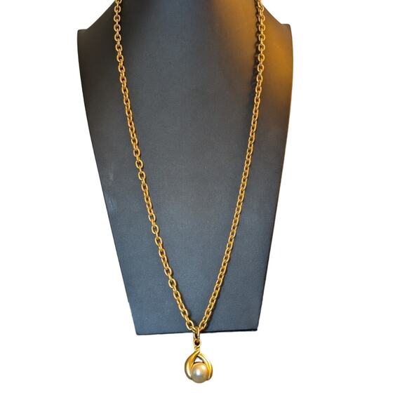 Simulated Pearl in Claw Pendant Heavy Matte Gold Tone Chain 36" Necklace - Picture 6 of 7